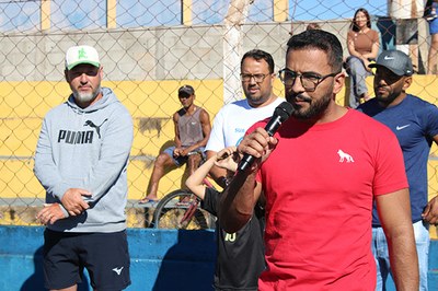 Ladeado de vereadores, Maicon Rios, discursou para o público presente. (Imagem: Denílson Lopes)