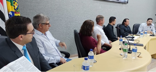 Procurador jurídico Dr. Caio Pereira da Costa Neves, o Dr. Márcio Barbieri (diretor de Administração), a prefeita Terezinha Viveiros, Eduardo Alves (chefe do Meio Ambiente) e Cléverson Marins (diretor do Departamento de Água e Esgoto). (Imagem: Denílson Lopes)