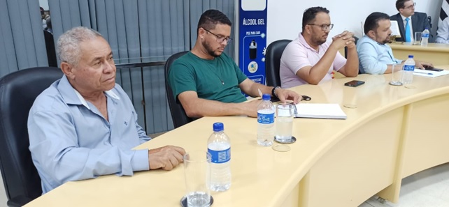 Vereadores Cidão Mineiro, Bruno Ribeiro, Ademir da Saúde e Diego Viveiros também participaram da mesa estendida. (Imagem: Denílson Lopes)