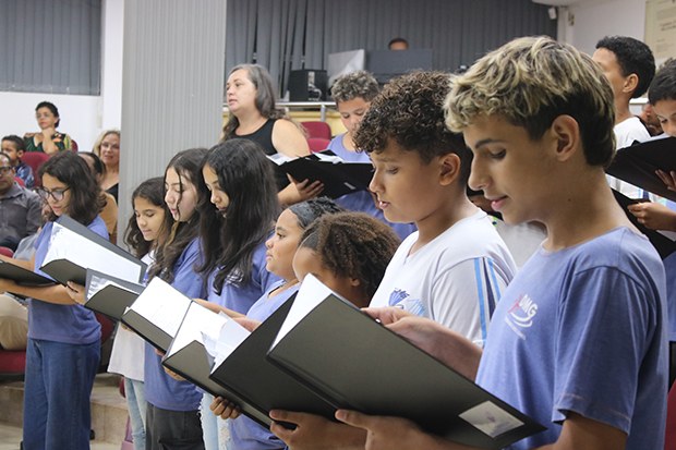 Coral da Escola Dinorá Marcondes Gomes. (Imagem: Denílson Lopes)