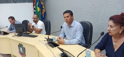 Leandro Mancha (vice-prefeito), Dr. Maicon Rios (presidente da câmara), vereador Bruno Ribeiro e Eunice Carvalho (presidente da APAE).Imagem: Denílson Lopes