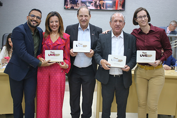 Maicon Rios(presidente), Sílvia Melo – presidente executiva da UVESP, ladeado Sebastião Misiara – presidente do Conselho Deliberativo da UVESP, Dra. Dayane Aparecida Fanti Tangerino, procuradora jurídica e parecerista da UVESP. (Imagem: Denílson Lopes)