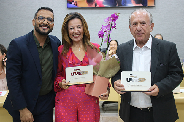 Maicon Rios(presidente), Sílvia Melo – presidente executiva da UVESP, ladeado Sebastião Misiara – presidente do Conselho Deliberativo da UVESP. (Imagem: Denílson Lopes)