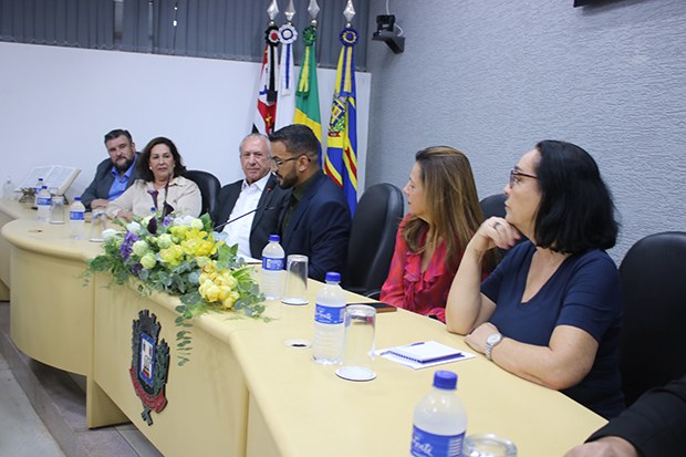 Vista parcial da mesa solene de posse do Parlamento Regional Central. (Imagem: Denílson Lopes)
