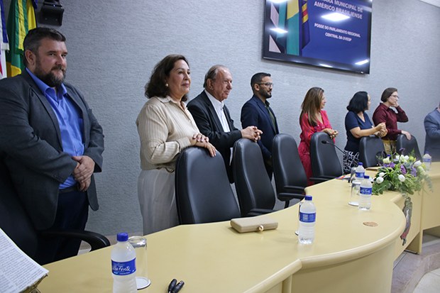 Vista parcial da mesa solene de posse do Parlamento Regional Central. (Imagem: Denílson Lopes)