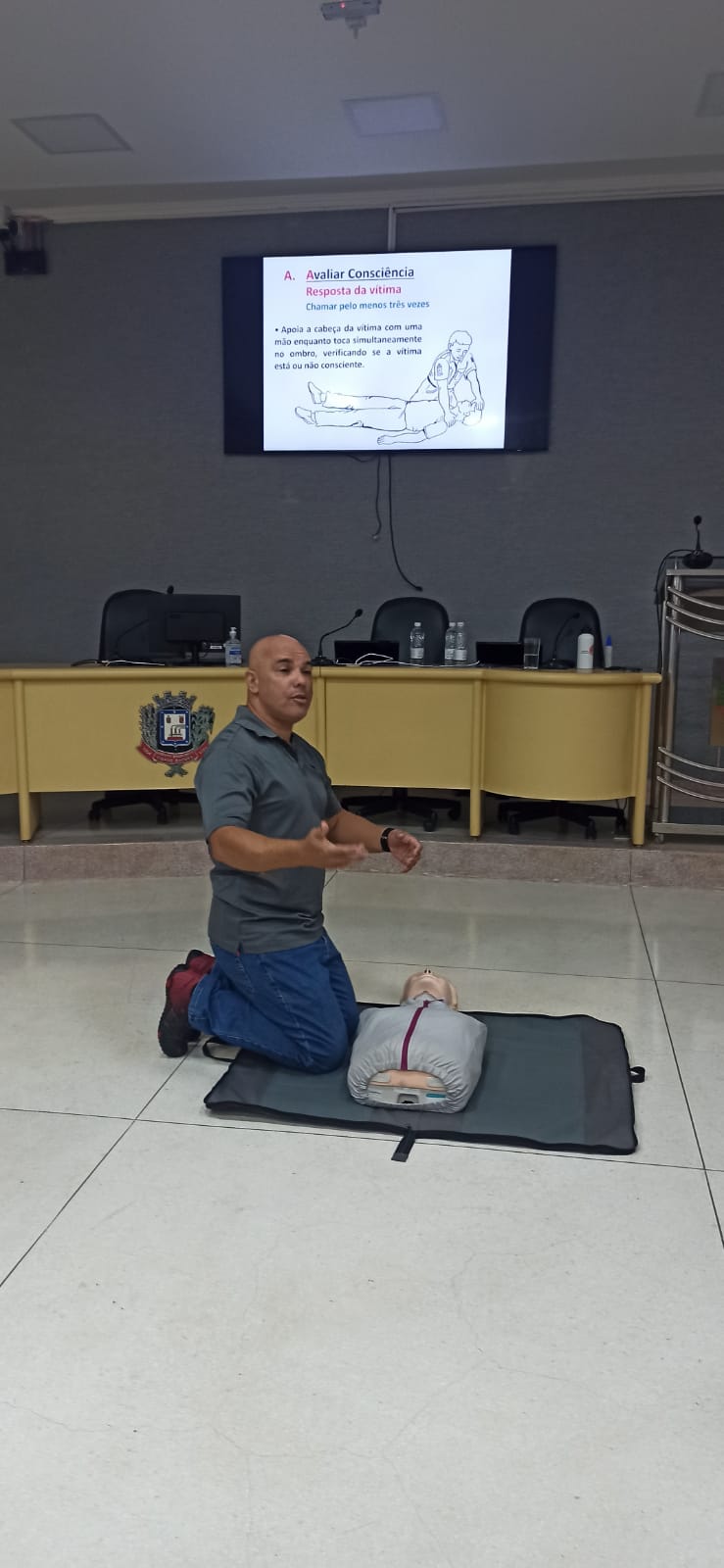 Max Oliveira explicando sobre os primeiros socorros. (Imagem: Denílson Lopes)