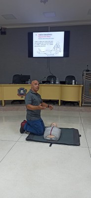 Max Oliveira explicando sobre os primeiros socorros. (Imagem: Denílson Lopes)