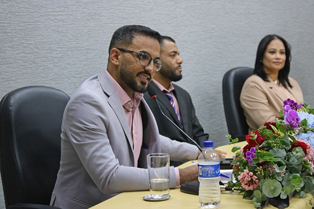 Mesa diretora durante homenagem ao Dia das Mães