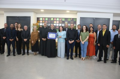 Padre Valdemir a autoridades municipais durante o título de Cidadão Ameriliense