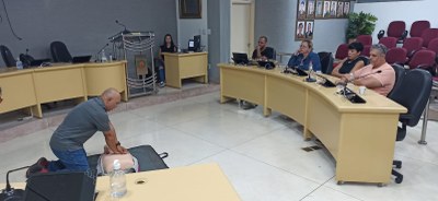 Palestrante Max dando orientações sobre os primeiros socorros