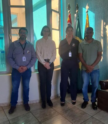 Presidente da Câmara de Motuca, Alison de Souza Mares Rodrigues, acompanhado servidores da Câmara de Motuca, ao lado da Dr. Dayane