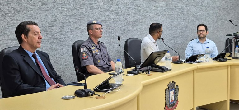 Dr. Romão (delegado), Capitão Gardim e Maicon Rios (presidente), em diálogo com Dr. Daniel, Juiz de Direito