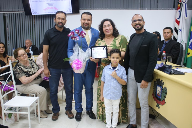 Vereador Diego Viveiros, prefeita Terezinha Viveiros e familiares, ladeado  Maicon Rios(presidente da câmara)