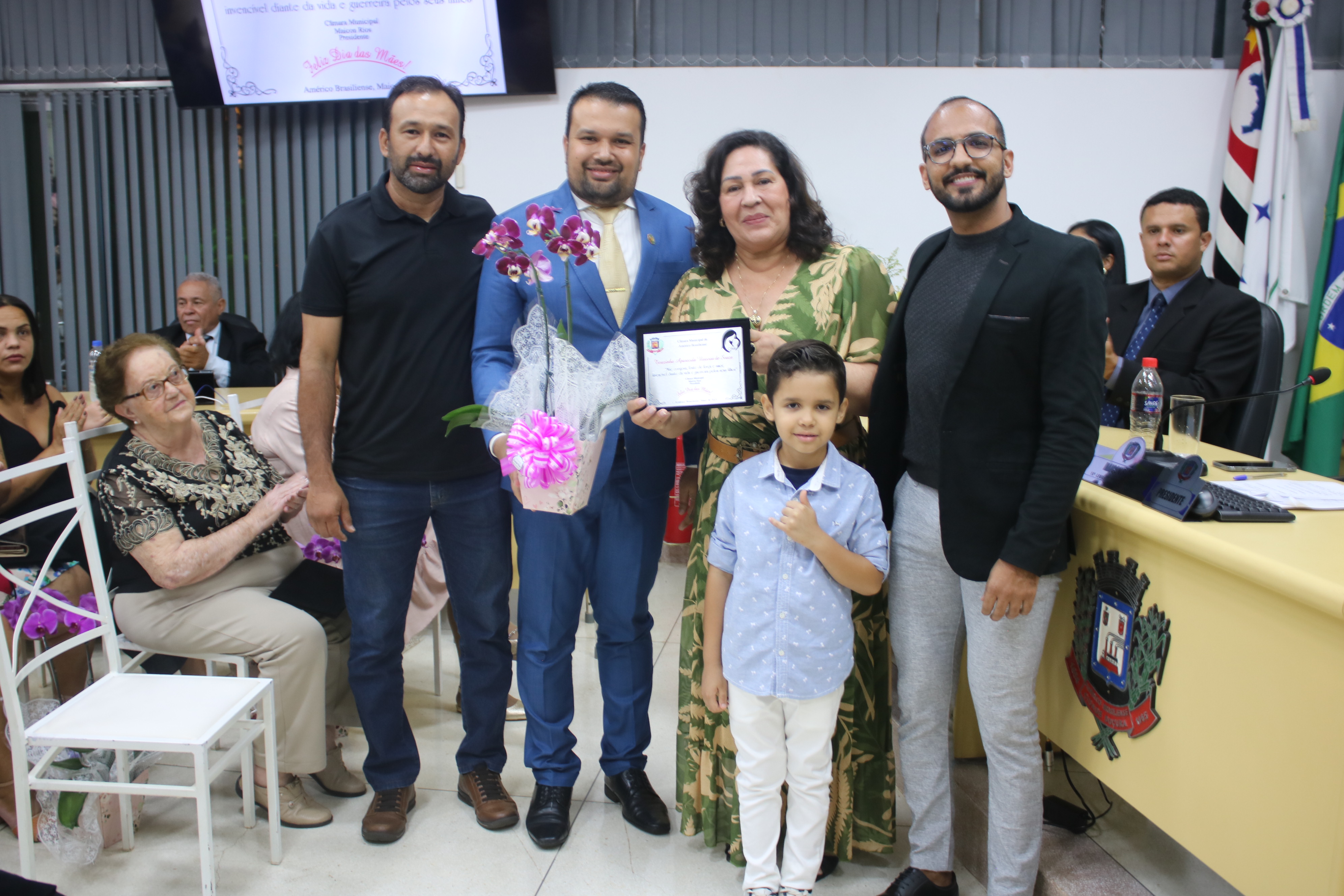 Vereador Diego Viveiros, prefeita Terezinha Viveiros e familiares, ladeado  Maicon Rios(presidente da câmara). Imagem: Denílson Lopes