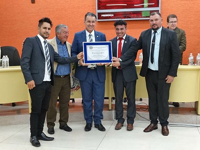 Vereador Van do Gás, Prefeito Dirceu, Capitão Augusto, vice-prefeito Luzimar e o presidente Zé Roberto durante entrega de título. (Imagem: Denílson Lopes)