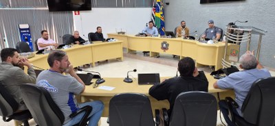 Vereadores durante reunião com sargento