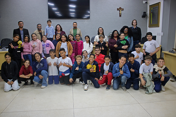Alunos da Escola Professor Virgílio Gomes visitam a Câmara de Vereadores e Prefeitura