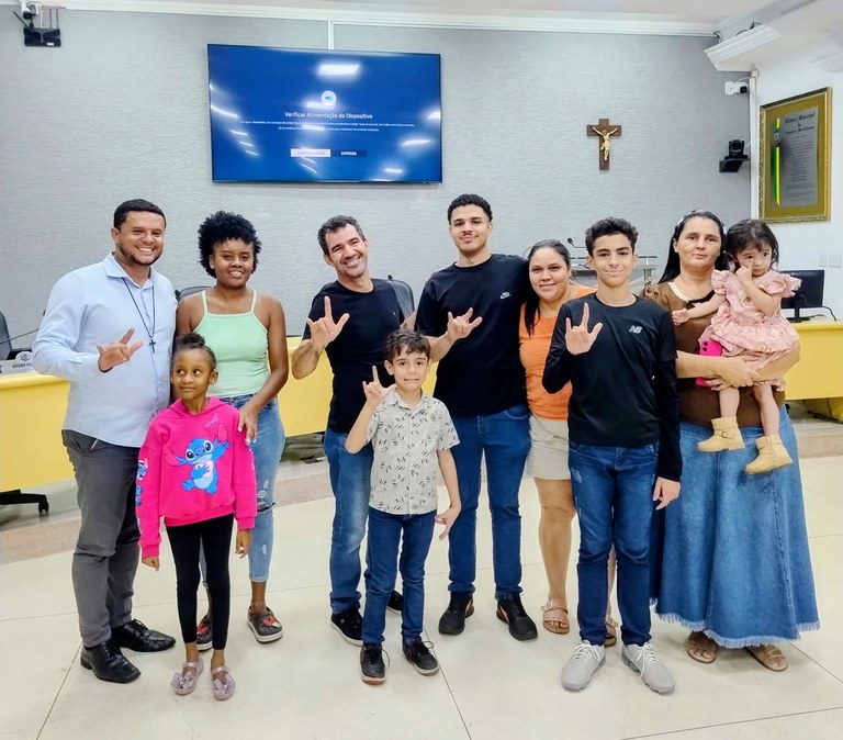 Vereador Bruno Ribeiro com integrantes da comunidade de surdos de Américo Brasiliense
