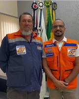 Câmara Municipal recebe Colete da Defesa Civil, simbolizando a proteção do município.