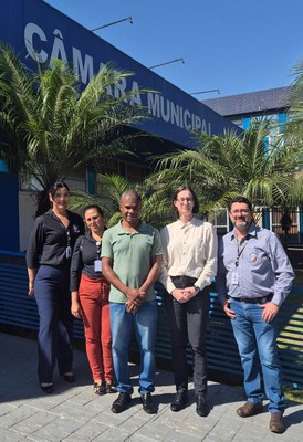 Presidente da Câmara de Motuca, Alison de Souza Mares Rodrigues, acompanhado servidores da Câmara de Motuca, ao lado da Dr. Dayane