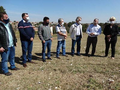 Deputado Macris com vereadores, prefeito e vice, no local onde será construído uma Unidade de Pronto Atendimento de Saúde. (Imagem: Denílson Lopes de Andrade)