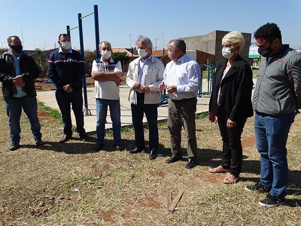 Macris e autoridades municipais estiveram no Vista Alegre e Recanto dos Pássaros. (Imagem: Denílson Lopes de Andrade)