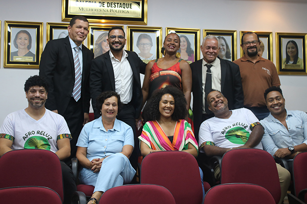 Presidente Maicon Rios, vereadores Edson do Lanche e Cidão Mineiro com integrantes do Afro Reluz