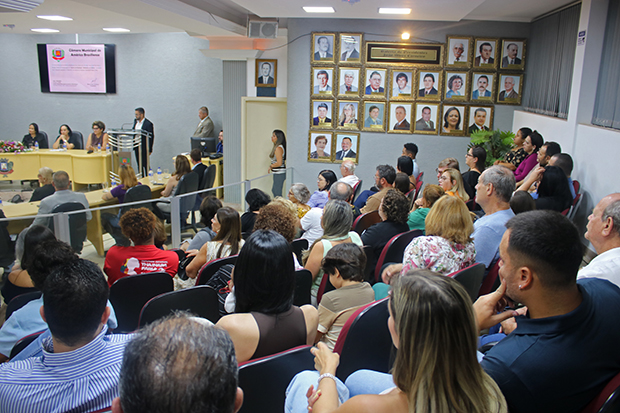 Câmara lotada durante homenagens prestadas as mulheres
